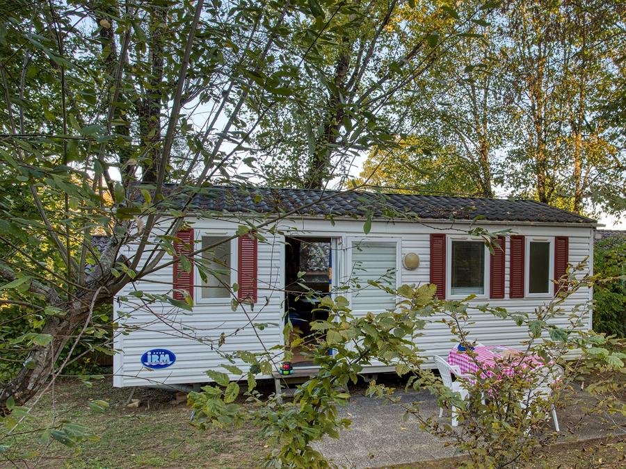 Camping Pas Cher vous présente avec son site Officiel campingpascher.fr, le Camping Brin D'amour classé 3 étoiles, situé sur la commune de Les Eyzies De Tayac Sireuil dans le département Dordogne (Aquitaine) en France. Le camping Brin D'amour vous propose un hébergement de type mobil-home de 24 m². L'établissement vous propose 19 autres types d'hébergements. Découvrez tous nos séjours à petits prix dans la commune et aux alentours de Les Eyzies De Tayac Sireuil du département : Dordogne (Aquitaine). Les Avis clients pour le Camping Brin D'amour sont excellents avec une note moyenne de 8 sur 10. Piscine chauffée, Piscine extérieure, Animations familiales, Club enfants, Aire de jeux enfants, Baby-foot, Ping-pong, Piscine, Pétanque, Salle de jeux vidéo, Structure gonflable enfants, Terrain multisports, Tir à l’arc, Trampoline, Bar, Dépôt de pain, Plats à emporter, Snack/Bar,... En savoir plus : cliquez-ICI.