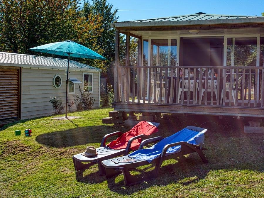 Camping Pas Cher vous présente avec son site Officiel campingpascher.fr, le Camping Brin D'amour classé 3 étoiles, situé sur la commune de Les Eyzies De Tayac Sireuil dans le département Dordogne (Aquitaine) en France. Le camping Brin D'amour, vous présente un hébergement de type mobil-home de 33 m². Le camping Brin D'amour vous propose du sam. 27 juin au sam. 04 juillet 2026, en promotion à -25% pour 7 nuits à 216,75 € au lieu de 289,0 € soit une Économie de 72,25 €. Cette location propose 4 dates différentes pour réserver votre séjour. Découvrez également les 21 autres gammes d'hébergements du camping. Les Avis clients pour le Camping Brin D'amour sont excellents avec une note moyenne de 8 sur 10. Piscine chauffée, Piscine extérieure, Animations familiales, Club enfants, Aire de jeux enfants, Baby-foot, Ping-pong, Piscine, Pétanque, Salle de jeux vidéo, Structure gonflable enfants, Terrain multisports, Tir à l’arc, Trampoline, Bar, Dépôt de pain, Plats à emporter, Snack/Bar,... En savoir plus : cliquez-ICI.