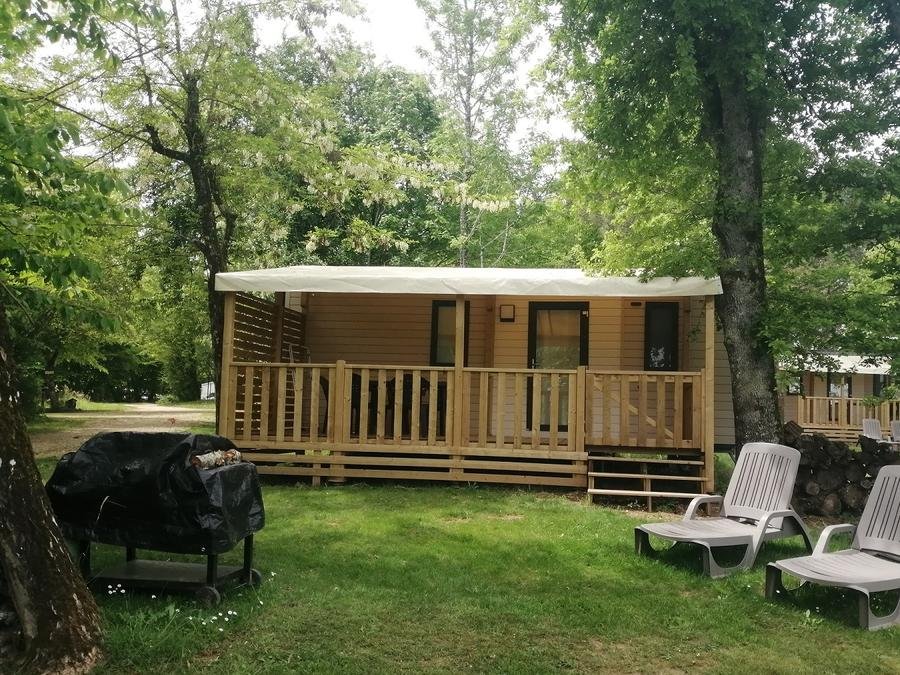 Camping Pas Cher vous présente avec son site Officiel campingpascher.fr, le Camping Brin D'amour classé 3 étoiles, situé sur la commune de Les Eyzies De Tayac Sireuil dans le département Dordogne (Aquitaine) en France. Le camping Brin D'amour, vous présente un hébergement de type mobil-home de 27 m² et télévision. Le camping Brin D'amour vous propose du sam. 27 juin au sam. 04 juillet 2026, en promotion à -25% pour 7 nuits à 224,25 € au lieu de 299,0 € soit une Économie de 74,75 €. Cette location propose 25 dates différentes pour réserver votre séjour. Découvrez également les 21 autres gammes d'hébergements du camping. Les Avis clients pour le Camping Brin D'amour sont excellents avec une note moyenne de 8 sur 10. Piscine chauffée, Piscine extérieure, Animations familiales, Club enfants, Aire de jeux enfants, Baby-foot, Ping-pong, Piscine, Pétanque, Salle de jeux vidéo, Structure gonflable enfants, Terrain multisports, Tir à l’arc, Trampoline, Bar, Dépôt de pain, Plats à emporter, Snack/Bar,... En savoir plus : cliquez-ICI.