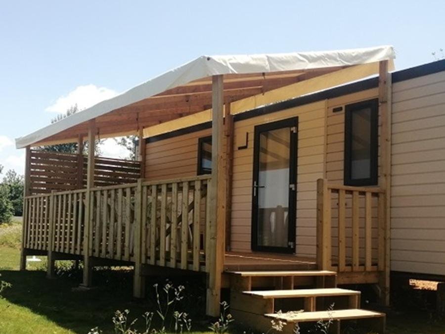 Camping Pas Cher vous présente avec son site Officiel campingpascher.fr, le Camping Brin D'amour classé 3 étoiles, situé sur la commune de Les Eyzies De Tayac Sireuil dans le département Dordogne (Aquitaine) en France. Le camping Brin D'amour vous propose un hébergement de type mobil-home avec climatisation (télévision). L'établissement vous propose 20 autres types d'hébergements. Découvrez tous nos séjours à petits prix dans la commune et aux alentours de Les Eyzies De Tayac Sireuil du département : Dordogne (Aquitaine). Les Avis clients pour le Camping Brin D'amour sont excellents avec une note moyenne de 8 sur 10. Piscine chauffée, Piscine extérieure, Animations familiales, Club enfants, Aire de jeux enfants, Baby-foot, Ping-pong, Piscine, Pétanque, Salle de jeux vidéo, Structure gonflable enfants, Terrain multisports, Tir à l’arc, Trampoline, Bar, Dépôt de pain, Plats à emporter, Snack/Bar,... En savoir plus : cliquez-ICI.