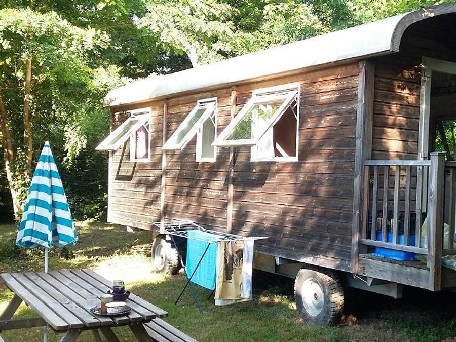 Camping Pas Cher vous présente avec son site Officiel campingpascher.fr, le Camping Brin D'amour classé 3 étoiles, situé sur la commune de Les Eyzies De Tayac Sireuil dans le département Dordogne (Aquitaine) en France. Le camping Brin D'amour, vous présente un hébergement de type hébergement insolite de 24 m² pour 4 personnes et télévision. Le camping Brin D'amour vous propose du sam. 27 juin au sam. 04 juillet 2026, en promotion à -25% pour 7 nuits à 186,75 € au lieu de 249,0 € soit une Économie de 62,25 €. Cette location propose 10 dates différentes pour réserver votre séjour. Découvrez également les 21 autres gammes d'hébergements du camping. Les Avis clients pour le Camping Brin D'amour sont excellents avec une note moyenne de 8 sur 10. Piscine chauffée, Piscine extérieure, Animations familiales, Club enfants, Aire de jeux enfants, Baby-foot, Ping-pong, Piscine, Pétanque, Salle de jeux vidéo, Structure gonflable enfants, Terrain multisports, Tir à l’arc, Trampoline, Bar, Dépôt de pain, Plats à emporter, Snack/Bar,... En savoir plus : cliquez-ICI.