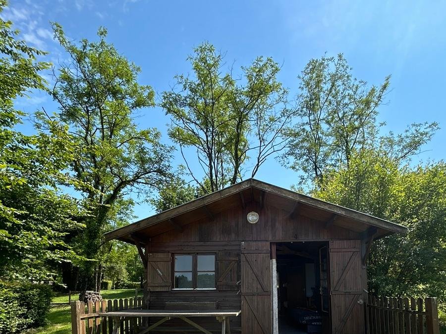 Camping Pas Cher vous présente avec son site Officiel campingpascher.fr, le Camping Brin D'amour classé 3 étoiles, situé sur la commune de Les Eyzies De Tayac Sireuil dans le département Dordogne (Aquitaine) en France. Le camping Brin D'amour, vous présente un hébergement de type chalet de 25 m² pour 4 personnes. Le camping Brin D'amour vous propose du sam. 04 juillet au sam. 11 juillet 2026, en promotion à -20% pour 7 nuits à 399,20 € au lieu de 499,0 € soit une Économie de 99,80 €. Cette location propose 4 dates différentes pour réserver votre séjour. Découvrez également les 21 autres gammes d'hébergements du camping. Les Avis clients pour le Camping Brin D'amour sont excellents avec une note moyenne de 8 sur 10. Piscine chauffée, Piscine extérieure, Animations familiales, Club enfants, Aire de jeux enfants, Baby-foot, Ping-pong, Piscine, Pétanque, Salle de jeux vidéo, Structure gonflable enfants, Terrain multisports, Tir à l’arc, Trampoline, Bar, Dépôt de pain, Plats à emporter, Snack/Bar,... En savoir plus : cliquez-ICI.