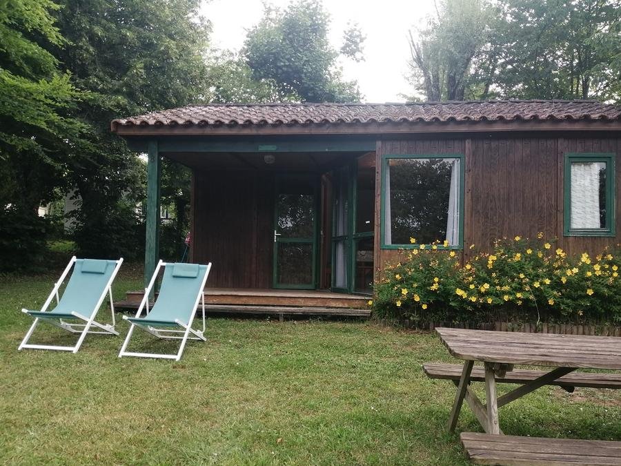 Camping Pas Cher vous présente avec son site Officiel campingpascher.fr, le Camping Brin D'amour classé 3 étoiles, situé sur la commune de Les Eyzies De Tayac Sireuil dans le département Dordogne (Aquitaine) en France. Le camping Brin D'amour vous propose un hébergement de type chalet pour 1 personne. L'établissement vous propose 8 autres types d'hébergements. Découvrez tous nos séjours à petits prix dans la commune et aux alentours de Les Eyzies De Tayac Sireuil du département : Dordogne (Aquitaine). Les Avis clients pour le Camping Brin D'amour sont excellents avec une note moyenne de 8 sur 10. Piscine chauffée, Piscine extérieure, Animations familiales, Club enfants, Aire de jeux enfants, Baby-foot, Ping-pong, Piscine, Pétanque, Salle de jeux vidéo, Structure gonflable enfants, Terrain multisports, Tir à l’arc, Trampoline, Bar, Dépôt de pain, Plats à emporter, Snack/Bar,... En savoir plus : cliquez-ICI.