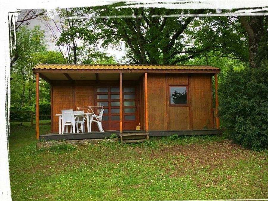 Camping Pas Cher vous présente avec son site Officiel campingpascher.fr, le Camping Brin D'amour classé 3 étoiles, situé sur la commune de Les Eyzies De Tayac Sireuil dans le département Dordogne (Aquitaine) en France. Le camping Brin D'amour vous propose un hébergement de type chalet de 32 m² (télévision). L'établissement vous propose 7 autres types d'hébergements. Découvrez tous nos séjours à petits prix dans la commune et aux alentours de Les Eyzies De Tayac Sireuil du département : Dordogne (Aquitaine). Les Avis clients pour le Camping Brin D'amour sont excellents avec une note moyenne de 8 sur 10. Piscine chauffée, Piscine extérieure, Animations familiales, Club enfants, Aire de jeux enfants, Baby-foot, Ping-pong, Piscine, Pétanque, Salle de jeux vidéo, Structure gonflable enfants, Terrain multisports, Tir à l’arc, Trampoline, Bar, Dépôt de pain, Plats à emporter, Snack/Bar,... En savoir plus : cliquez-ICI.