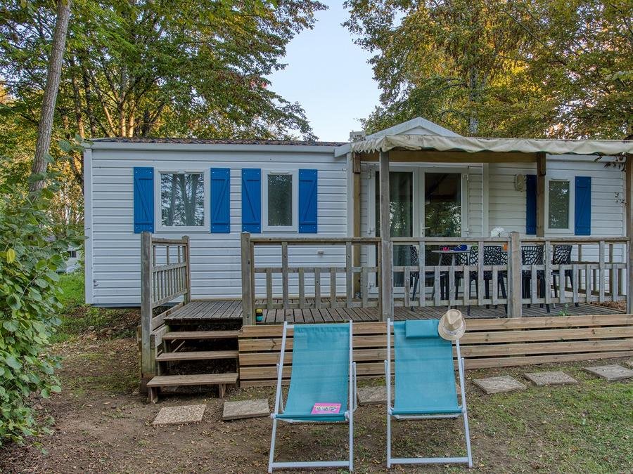 Camping Pas Cher vous présente avec son site Officiel campingpascher.fr, le Camping Brin D'amour classé 3 étoiles, situé sur la commune de Les Eyzies De Tayac Sireuil dans le département Dordogne (Aquitaine) en France. Le camping Brin D'amour, vous présente un hébergement de type mobil-home de 32 m² et télévision. Le camping Brin D'amour vous propose du dimanche 30 août au dimanche 06 septembre 2026 pour 7 nuits à 299€. Cette location propose 6 dates différentes pour réserver votre séjour. Découvrez également les 11 autres gammes d'hébergements du camping. Les Avis clients pour le Camping Brin D'amour sont excellents avec une note moyenne de 8 sur 10. Piscine chauffée, Piscine extérieure, Animations familiales, Club enfants, Aire de jeux enfants, Baby-foot, Ping-pong, Piscine, Pétanque, Salle de jeux vidéo, Structure gonflable enfants, Terrain multisports, Tir à l’arc, Trampoline, Bar, Dépôt de pain, Plats à emporter, Snack/Bar,... En savoir plus : cliquez-ICI.