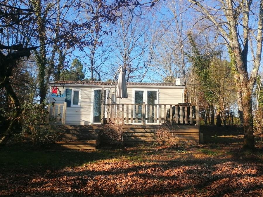Camping Pas Cher vous présente avec son site Officiel campingpascher.fr, le Camping Brin D'amour classé 3 étoiles, situé sur la commune de Les Eyzies De Tayac Sireuil dans le département Dordogne (Aquitaine) en France. Le camping Brin D'amour, vous présente un hébergement de type mobil-home de 27 m² et télévision. Le camping Brin D'amour vous propose du sam. 27 juin au sam. 04 juillet 2026, en promotion à -25% pour 7 nuits à 224,25 € au lieu de 299,0 € soit une Économie de 74,75 €. Cette location propose 20 dates différentes pour réserver votre séjour. Découvrez également les 21 autres gammes d'hébergements du camping. Les Avis clients pour le Camping Brin D'amour sont excellents avec une note moyenne de 8 sur 10. Piscine chauffée, Piscine extérieure, Animations familiales, Club enfants, Aire de jeux enfants, Baby-foot, Ping-pong, Piscine, Pétanque, Salle de jeux vidéo, Structure gonflable enfants, Terrain multisports, Tir à l’arc, Trampoline, Bar, Dépôt de pain, Plats à emporter, Snack/Bar,... En savoir plus : cliquez-ICI.