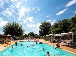 Camping Pas Cher vous présente avec son site Officiel campingpascher.fr, le Camping Brin D'amour classé 3 étoiles, situé sur la commune de Les Eyzies De Tayac Sireuil dans le département Dordogne (Aquitaine) en France. Le camping Brin D'amour, vous présente un hébergement de type hébergement insolite de 24 m² pour 4 personnes et télévision. Le camping Brin D'amour vous propose du sam. 25 avril au sam. 02 mai 2026 pour 7 nuits à 263€. Cette location propose 72 dates différentes pour réserver votre séjour. Découvrez également les 15 autres gammes d'hébergements du camping. Les Avis clients pour le Camping Brin D'amour sont excellents avec une note moyenne de 8 sur 10. Piscine chauffée, Piscine extérieure, Animations familiales, Club enfants, Aire de jeux enfants, Baby-foot, Ping-pong, Piscine, Pétanque, Salle de jeux vidéo, Structure gonflable enfants, Terrain multisports, Tir à l’arc, Trampoline, Bar, Dépôt de pain, Plats à emporter, Snack/Bar,... En savoir plus : cliquez-ICI.