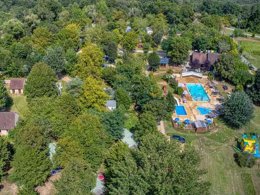 Camping Pas Cher vous présente avec son site Officiel campingpascher.fr, le Camping Brin D'amour classé 3 étoiles, situé sur la commune de Les Eyzies De Tayac Sireuil dans le département Dordogne (Aquitaine) en France. Le camping Brin D'amour, vous présente un hébergement de type mobil-home de 16 m² pour 2 personnes. Le camping Brin D'amour vous propose du sam. 25 avril au sam. 02 mai 2026 pour 7 nuits à 179€. Cette location propose 72 dates différentes pour réserver votre séjour. Découvrez également les 15 autres gammes d'hébergements du camping. Les Avis clients pour le Camping Brin D'amour sont excellents avec une note moyenne de 8 sur 10. Piscine chauffée, Piscine extérieure, Animations familiales, Club enfants, Aire de jeux enfants, Baby-foot, Ping-pong, Piscine, Pétanque, Salle de jeux vidéo, Structure gonflable enfants, Terrain multisports, Tir à l’arc, Trampoline, Bar, Dépôt de pain, Plats à emporter, Snack/Bar,... En savoir plus : cliquez-ICI.