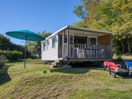 Camping Pas Cher vous présente avec son site Officiel campingpascher.fr, le Camping Brin D'amour classé 3 étoiles, situé sur la commune de Les Eyzies De Tayac Sireuil dans le département Dordogne (Aquitaine) en France. Le camping Brin D'amour, vous présente un hébergement de type mobil-home. Le camping Brin D'amour vous propose du sam. 25 avril au sam. 02 mai 2026 pour 7 nuits à 323€. Cette location propose 72 dates différentes pour réserver votre séjour. Découvrez également les 15 autres gammes d'hébergements du camping. Les Avis clients pour le Camping Brin D'amour sont excellents avec une note moyenne de 8 sur 10. Piscine chauffée, Piscine extérieure, Animations familiales, Club enfants, Aire de jeux enfants, Baby-foot, Ping-pong, Piscine, Pétanque, Salle de jeux vidéo, Structure gonflable enfants, Terrain multisports, Tir à l’arc, Trampoline, Bar, Dépôt de pain, Plats à emporter, Snack/Bar,... En savoir plus : cliquez-ICI.