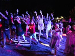 Camping Pas Cher vous présente avec son site Officiel campingpascher.fr, le Camping Brin D'amour classé 3 étoiles, situé sur la commune de Les Eyzies De Tayac Sireuil dans le département Dordogne (Aquitaine) en France. Le camping Brin D'amour, vous présente un hébergement de type mobil-home de 33 m². Le camping Brin D'amour vous propose du sam. 25 avril au sam. 02 mai 2026 pour 7 nuits à 251€. Cette location propose 72 dates différentes pour réserver votre séjour. Découvrez également les 15 autres gammes d'hébergements du camping. Les Avis clients pour le Camping Brin D'amour sont excellents avec une note moyenne de 8 sur 10. Piscine chauffée, Piscine extérieure, Animations familiales, Club enfants, Aire de jeux enfants, Baby-foot, Ping-pong, Piscine, Pétanque, Salle de jeux vidéo, Structure gonflable enfants, Terrain multisports, Tir à l’arc, Trampoline, Bar, Dépôt de pain, Plats à emporter, Snack/Bar,... En savoir plus : cliquez-ICI.