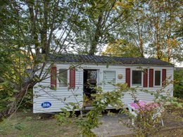 Camping Pas Cher vous présente avec son site Officiel campingpascher.fr, le Camping Brin D'amour classé 3 étoiles, situé sur la commune de Les Eyzies De Tayac Sireuil dans le département Dordogne (Aquitaine) en France. Le camping Brin D'amour, vous présente un hébergement de type mobil-home de 28 m² pour 4 personnes. Le camping Brin D'amour vous propose du sam. 25 avril au sam. 02 mai 2026 pour 7 nuits à 251€. Cette location propose 72 dates différentes pour réserver votre séjour. Découvrez également les 15 autres gammes d'hébergements du camping. Les Avis clients pour le Camping Brin D'amour sont excellents avec une note moyenne de 8 sur 10. Piscine chauffée, Piscine extérieure, Animations familiales, Club enfants, Aire de jeux enfants, Baby-foot, Ping-pong, Piscine, Pétanque, Salle de jeux vidéo, Structure gonflable enfants, Terrain multisports, Tir à l’arc, Trampoline, Bar, Dépôt de pain, Plats à emporter, Snack/Bar,... En savoir plus : cliquez-ICI.