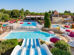 Camping Pas Cher vous présente avec son site Officiel campingpascher.fr, le Camping Sandaya - Les Péneyrals classé 5 étoiles, situé sur la commune de Saint Crepin Et Carlucet dans le département Dordogne (Aquitaine) en France. Le camping Sandaya - Les Péneyrals vous propose un hébergement de type mobil-home de 33 m² pour 4 personnes avec climatisation (télévision). L'établissement vous propose 2 autres types d'hébergements. Découvrez tous nos séjours à petits prix dans la commune et aux alentours de Saint Crepin Et Carlucet du département : Dordogne (Aquitaine). Piscine couverte, Piscine extérieure, Animation ados, Animation enfants, Animations familiales, Club ados, Club enfants, Aire de jeux enfants, Canoë-kayak, Centre équestre, Court de tennis, Parcours sportif, Ping-pong, Pétanque, Randonnée, Terrain de badminton, Terrain de basketball, Terrain de football, Terrain de volley-ball, Terrain multisports, Dépôt de pain, Snack/Bar, Épicerie,... En savoir plus : cliquez-ICI.