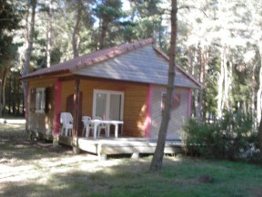 Camping Pas Cher vous présente avec son site Officiel campingpascher.fr, le Camping De La Seuge classé 3 étoiles, situé sur la commune de Saugues dans le département Haute-loire (Auvergne) en France. Le camping De La Seuge, vous présente un hébergement de type chalet de 35 m² pour 4 personnes et télévision. Le camping De La Seuge vous propose du mardi 01 septembre au mardi 08 septembre 2026, en promotion à -15% pour 7 nuits à 272 € au lieu de 320,0 € soit une Économie de 48 €. Cette location propose 63 dates différentes pour réserver votre séjour. Découvrez également les 6 autres gammes d'hébergements du camping. Les Avis clients pour le Camping De La Seuge sont excellents avec une note moyenne de 8 sur 10. LacRivière, Piscine extérieure, Animations familiales, Aire de jeux enfants, Centre équestre, Court de tennis, Cyclisme, Ping-pong, Randonnée, Salle de fitness, Terrain multisports, Bar, Plats à emporter, Snack/Bar,... En savoir plus : cliquez-ICI.