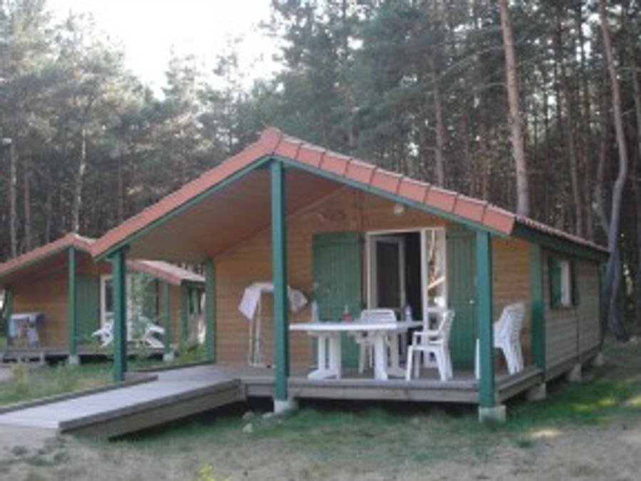 Camping Pas Cher vous présente avec son site Officiel campingpascher.fr, le Camping De La Seuge classé 3 étoiles, situé sur la commune de Saugues dans le département Haute-loire (Auvergne) en France. Le camping De La Seuge vous propose un hébergement de type chalet de 35 m² pour 5 personnes. L'établissement vous propose 6 autres types d'hébergements. Découvrez tous nos séjours à petits prix dans la commune et aux alentours de Saugues du département : Haute-loire (Auvergne). Les Avis clients pour le Camping De La Seuge sont excellents avec une note moyenne de 8 sur 10. LacRivière, Piscine extérieure, Animations familiales, Aire de jeux enfants, Centre équestre, Court de tennis, Cyclisme, Ping-pong, Randonnée, Salle de fitness, Terrain multisports, Bar, Plats à emporter, Snack/Bar,... En savoir plus : cliquez-ICI.