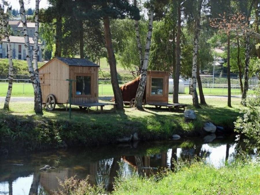 Camping Pas Cher vous présente avec son site Officiel campingpascher.fr, le Camping De La Seuge classé 3 étoiles, situé sur la commune de Saugues dans le département Haute-loire (Auvergne) en France. Le camping De La Seuge, vous présente un hébergement de type hébergement insolite pour 2 personnes. Le camping De La Seuge vous propose du mercredi 12 août au mercredi 19 août 2026 pour 7 nuits à 146.3€. Cette location propose 62 dates différentes pour réserver votre séjour. Découvrez également les 6 autres gammes d'hébergements du camping. Les Avis clients pour le Camping De La Seuge sont excellents avec une note moyenne de 8 sur 10. LacRivière, Piscine extérieure, Animations familiales, Aire de jeux enfants, Centre équestre, Court de tennis, Cyclisme, Ping-pong, Randonnée, Salle de fitness, Terrain multisports, Bar, Plats à emporter, Snack/Bar,... En savoir plus : cliquez-ICI.