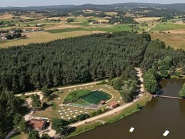 Camping Pas Cher vous présente avec son site Officiel campingpascher.fr, le Camping De La Seuge classé 3 étoiles, situé sur la commune de Saugues dans le département Haute-loire (Auvergne) en France. Le camping De La Seuge vous propose un hébergement de type chalet de 35 m² pour 6 personnes. L'établissement vous propose 6 autres types d'hébergements. Découvrez tous nos séjours à petits prix dans la commune et aux alentours de Saugues du département : Haute-loire (Auvergne). Les Avis clients pour le Camping De La Seuge sont excellents avec une note moyenne de 8 sur 10. LacRivière, Piscine extérieure, Animations familiales, Aire de jeux enfants, Centre équestre, Court de tennis, Cyclisme, Ping-pong, Randonnée, Salle de fitness, Terrain multisports, Bar, Plats à emporter, Snack/Bar,... En savoir plus : cliquez-ICI.