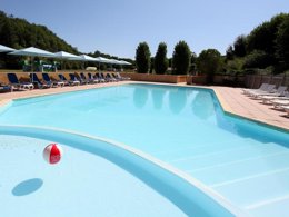 Camping Pas Cher vous présente avec son site Officiel campingpascher.fr, le Camping Le Pont De Mazerat classé 4 étoiles, situé sur la commune de Tamnies dans le département Dordogne (Aquitaine) en France. Le camping Le Pont De Mazerat, vous présente un hébergement de type mobil-home de 26 m² pour 4 personnes avec climatisation et télévision. Le camping Le Pont De Mazerat vous propose du sam. 06 juin au sam. 13 juin 2026, en promotion à -29% pour 7 nuits à 220,48 € au lieu de 313,0 € soit une Économie de 92,52 €. Cette location propose 19 dates différentes pour réserver votre séjour. Découvrez également les 11 autres gammes d'hébergements du camping. Les Avis clients pour le Camping Le Pont De Mazerat sont excellents avec une note moyenne de 9 sur 10. Étang, Piscine chauffée, Piscine extérieure, Animations familiales, Club enfants, Aire de jeux enfants, Ping-pong, Terrain de badminton, Terrain de football, Terrain de volley-ball, Trampoline, Bar, Restaurant, Snack/Bar, Épicerie,... En savoir plus : cliquez-ICI.