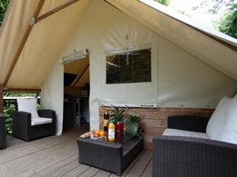 Camping Pas Cher vous présente avec son site Officiel campingpascher.fr, le Camping Le Pont De Mazerat classé 4 étoiles, situé sur la commune de Tamnies dans le département Dordogne (Aquitaine) en France. Le camping Le Pont De Mazerat vous propose un hébergement de type tente en toile et bois de 30 m² pour 2 personnes. L'établissement vous propose 11 autres types d'hébergements. Découvrez tous nos séjours à petits prix dans la commune et aux alentours de Tamnies du département : Dordogne (Aquitaine). Les Avis clients pour le Camping Le Pont De Mazerat sont excellents avec une note moyenne de 9 sur 10. Étang, Piscine chauffée, Piscine extérieure, Animations familiales, Club enfants, Aire de jeux enfants, Ping-pong, Terrain de badminton, Terrain de football, Terrain de volley-ball, Trampoline, Bar, Restaurant, Snack/Bar, Épicerie,... En savoir plus : cliquez-ICI.