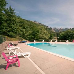 Camping Pas Cher vous présente avec son site Officiel campingpascher.fr, le Établissement La Combe D'Oyans, situé sur la commune de Rochefort Samson dans le département Drome (Rhône Alpes) en France. L'établissement La Combe D'Oyans vous propose un hébergement de type chalet. L'établissement vous propose 4 autres types d'hébergements. Découvrez tous nos séjours à petits prix dans la commune et aux alentours de Rochefort Samson du département : Drome (Rhône Alpes).... En savoir plus : cliquez-ICI.