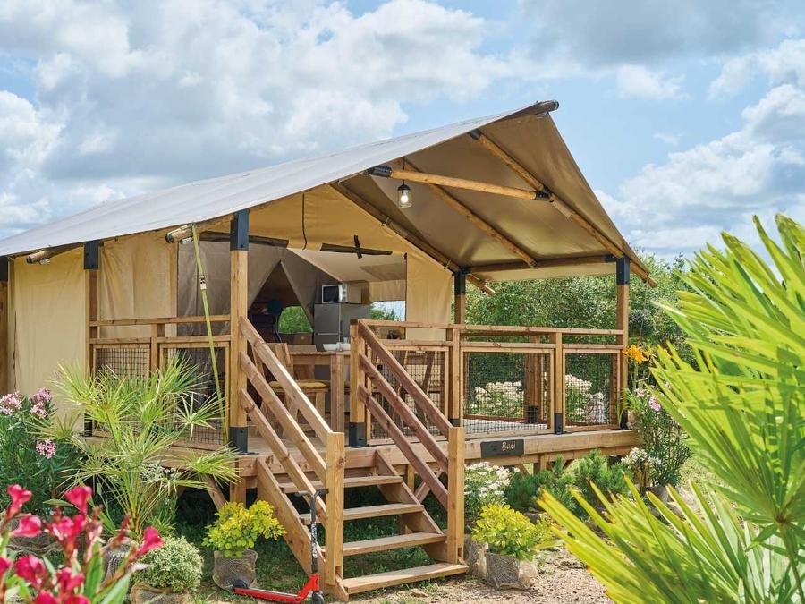 Camping Pas Cher vous présente avec son site Officiel campingpascher.fr, le Camping De Retourtour classé 4 étoiles, situé sur la commune de Lamastre dans le département Ardèche (Rhône Alpes) en France. Le camping De Retourtour, vous présente un hébergement de type lodge de 32 m² pour 3 personnes. Le camping De Retourtour vous propose du lundi 31 août au lundi 07 septembre 2026 pour 7 nuits à 290€. Cette location propose 42 dates différentes pour réserver votre séjour. Découvrez également les 4 autres gammes d'hébergements du camping. RivièreÉtang, Piscine chauffée, Piscine extérieure, Animations familiales, Aire de jeux enfants, Canoë-kayak, Parcours sportif, Ping-pong, Pétanque, Randonnée, Terrain multisports, Dépôt de pain, Plats à emporter, Restaurant, Snack/Bar, Épicerie,... En savoir plus : cliquez-ICI.