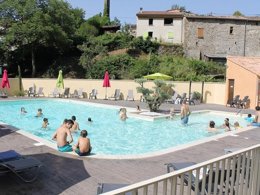 Camping Pas Cher vous présente avec son site Officiel campingpascher.fr, le Camping De Retourtour classé 4 étoiles, situé sur la commune de Lamastre dans le département Ardèche (Rhône Alpes) en France. Le camping De Retourtour, vous présente un hébergement de type lodge de 32 m² pour 3 personnes. Le camping De Retourtour vous propose du lundi 31 août au lundi 07 septembre 2026 pour 7 nuits à 290€. Cette location propose 42 dates différentes pour réserver votre séjour. Découvrez également les 4 autres gammes d'hébergements du camping. RivièreÉtang, Piscine chauffée, Piscine extérieure, Animations familiales, Aire de jeux enfants, Canoë-kayak, Parcours sportif, Ping-pong, Pétanque, Randonnée, Terrain multisports, Dépôt de pain, Plats à emporter, Restaurant, Snack/Bar, Épicerie,... En savoir plus : cliquez-ICI.
