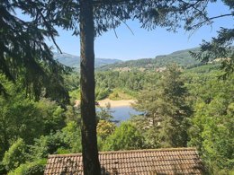 Camping Pas Cher vous présente avec son site Officiel campingpascher.fr, le Camping Douce Ardèche classé 3 étoiles, situé sur la commune de Desaignes dans le département Ardèche (Rhône Alpes) en France. Le camping Douce Ardèche, vous présente un hébergement de type chalet de 29 m² pour 4 personnes. Le camping Douce Ardèche vous propose du vendredi 18 septembre au vendredi 25 septembre 2026 pour 7 nuits à 379.5€. Cette location propose 57 dates différentes pour réserver votre séjour. Découvrez également les 3 autres gammes d'hébergements du camping. Rivière, Cyclisme, Pétanque, Randonnée, Bar, Dépôt de pain, Restaurant,... En savoir plus : cliquez-ICI.