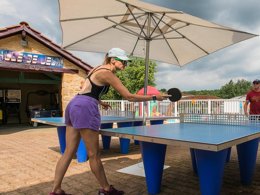 Camping Pas Cher vous présente avec son site Officiel campingpascher.fr, le Camping Les Truffières De Dordogne classé 5 étoiles, situé sur la commune de Saint Genies dans le département Dordogne (Aquitaine) en France. Le camping Les Truffières De Dordogne, vous présente un hébergement de type chalet. Le camping Les Truffières De Dordogne vous propose du sam. 30 mai au sam. 06 juin 2026 pour 7 nuits à 219€. Cette location propose 17 dates différentes pour réserver votre séjour. Découvrez également les 1 autres gammes d'hébergements du camping. Les Avis clients pour le Camping Les Truffières De Dordogne sont excellents avec une note moyenne de 8 sur 10. Étang, Parc aquatique, Piscine couverte, Piscine extérieure, Animation ados, Animations familiales, Club enfants, Aire de jeux enfants, Canoë-kayak, Court de tennis, Ping-pong, Salle de fitness, Structure gonflable enfants, Terrain de beach-volley, Terrain multisports, Trampoline, Bar, Dépôt de pain, Plats à emporter, Restaurant, Snack/Bar, Épicerie,... En savoir plus : cliquez-ICI.