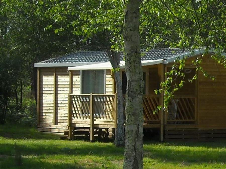 Camping Pas Cher vous présente avec son site Officiel campingpascher.fr, le Camping Liberté Lacanau classé 3 étoiles, situé sur la commune de Lacanau dans le département Gironde (Aquitaine) en France. Le camping Liberté Lacanau vous propose un hébergement de type mobil-home de 25 m² pour 4 personnes (télévision). L'établissement vous propose 2 autres types d'hébergements. Découvrez tous nos séjours à petits prix dans la commune et aux alentours de Lacanau du département : Gironde (Aquitaine). Les Avis clients pour le Camping Liberté Lacanau sont excellents avec une note moyenne de 8 sur 10. Ping-pong, Pétanque, Terrain de volley-ball, Café, Dépôt de pain, Food truck,... En savoir plus : cliquez-ICI.