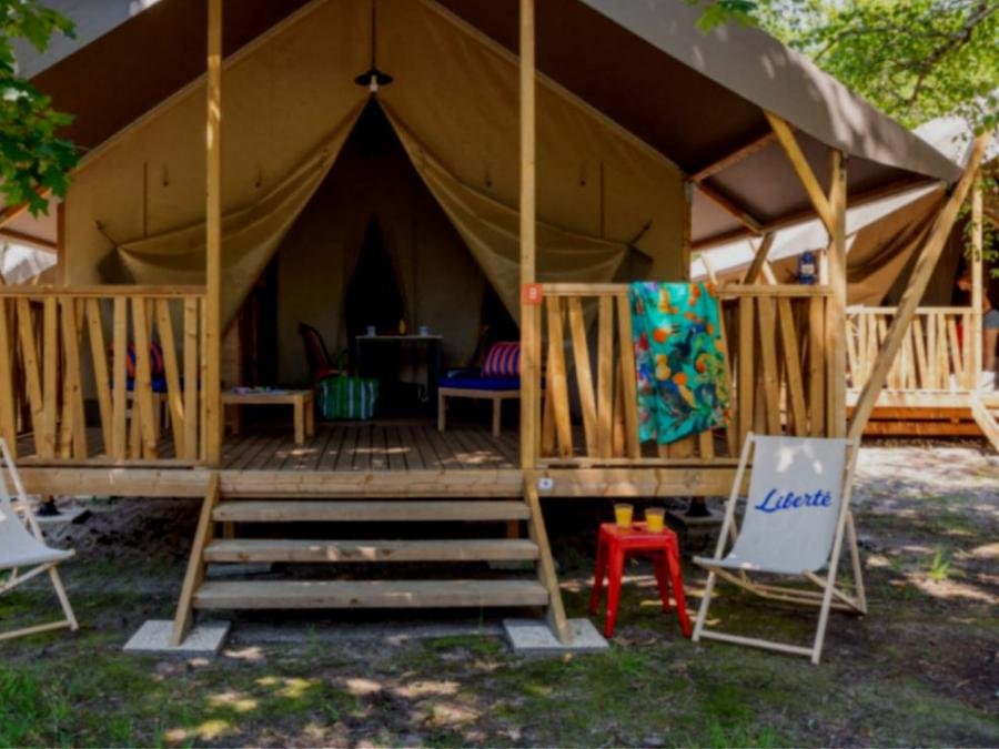 Camping Pas Cher vous présente avec son site Officiel campingpascher.fr, le Camping Liberté Lacanau classé 3 étoiles, situé sur la commune de Lacanau dans le département Gironde (Aquitaine) en France. Le camping Liberté Lacanau, vous présente un hébergement de type lodge de 26 m² pour 4 personnes. Le camping Liberté Lacanau vous propose du dimanche 13 septembre au dimanche 20 septembre 2026 pour 7 nuits à 261€. Cette location propose 68 dates différentes pour réserver votre séjour. Découvrez également les 2 autres gammes d'hébergements du camping. Les Avis clients pour le Camping Liberté Lacanau sont excellents avec une note moyenne de 8 sur 10. Ping-pong, Pétanque, Terrain de volley-ball, Café, Dépôt de pain, Food truck,... En savoir plus : cliquez-ICI.