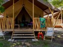 Camping Pas Cher vous présente avec son site Officiel campingpascher.fr, le Camping Liberté Lacanau classé 3 étoiles, situé sur la commune de Lacanau dans le département Gironde (Aquitaine) en France. Le camping Liberté Lacanau, vous présente un hébergement de type lodge de 26 m² pour 4 personnes. Le camping Liberté Lacanau vous propose du vendredi 10 avril au vendredi 17 avril 2026 pour 7 nuits à 242€. Cette location propose 117 dates différentes pour réserver votre séjour. Découvrez également les 2 autres gammes d'hébergements du camping. Les Avis clients pour le Camping Liberté Lacanau sont excellents avec une note moyenne de 8 sur 10. Ping-pong, Pétanque, Terrain de volley-ball, Café, Dépôt de pain, Food truck,... En savoir plus : cliquez-ICI.