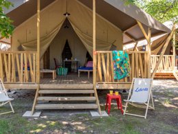 Camping Pas Cher vous présente avec son site Officiel campingpascher.fr, le Camping Liberté Lacanau classé 3 étoiles, situé sur la commune de Lacanau dans le département Gironde (Aquitaine) en France. Le camping Liberté Lacanau, vous présente un hébergement de type lodge de 26 m² pour 4 personnes. Le camping Liberté Lacanau vous propose du dimanche 13 septembre au dimanche 20 septembre 2026 pour 7 nuits à 261€. Cette location propose 68 dates différentes pour réserver votre séjour. Découvrez également les 2 autres gammes d'hébergements du camping. Les Avis clients pour le Camping Liberté Lacanau sont excellents avec une note moyenne de 8 sur 10. Ping-pong, Pétanque, Terrain de volley-ball, Café, Dépôt de pain, Food truck,... En savoir plus : cliquez-ICI.