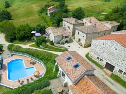 Camping Pas Cher vous présente avec son site Officiel campingpascher.fr, le Camping La Ferme De Simondon classé 3 étoiles, situé sur la commune de Plats dans le département Ardèche (Rhône Alpes) en France. Le camping La Ferme De Simondon, vous présente un hébergement de type maison de campagne de 90 m² et télévision. Le camping La Ferme De Simondon vous propose du mercredi 24 juin au mercredi 01 juillet 2026 avec un DÉPART DEMAIN pour 7 nuits à 1240€. Cette location propose 112 dates différentes pour réserver votre séjour. Découvrez également les 6 autres gammes d'hébergements du camping. Les Avis clients pour le Camping La Ferme De Simondon sont excellents avec une note moyenne de 9 sur 10. Piscine chauffée, Piscine extérieure, Aire de jeux enfants, Baby-foot, Ping-pong, Pétanque, Terrain de badminton, Terrain de football, Trampoline, Bar, Boulangerie, Restaurant, Snack/Bar, Épicerie,... En savoir plus : cliquez-ICI.