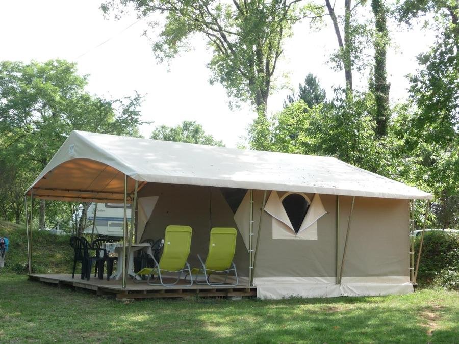 Camping Pas Cher vous présente avec son site Officiel campingpascher.fr, le Camping La Fage classé 4 étoiles, situé sur la commune de La Chapelle Aubareil dans le département Dordogne (Aquitaine) en France. Le camping La Fage, vous présente un hébergement de type lodge pour 1 personne. Le camping La Fage vous propose du jeudi 04 juin au jeudi 11 juin 2026 avec un DÉPART DEMAIN pour 7 nuits à 350€. Cette location propose 31 dates différentes pour réserver votre séjour. Découvrez également les 12 autres gammes d'hébergements du camping. Piscine chauffée, Piscine couverte, Animation ados, Animation enfants, Animations familiales, Club enfants, Aire de jeux enfants, Canoë-kayak, Centre équestre, Golf, Ping-pong, Randonnée, Terrain multisports, Bar, Dépôt de pain, Restaurant, Snack/Bar, Supermarché, Épicerie,... En savoir plus : cliquez-ICI.