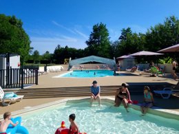 Camping Pas Cher vous présente avec son site Officiel campingpascher.fr, le Camping La Fage classé 4 étoiles, situé sur la commune de La Chapelle Aubareil dans le département Dordogne (Aquitaine) en France. Le camping La Fage, vous présente un hébergement de type lodge pour 1 personne. Le camping La Fage vous propose du jeudi 04 juin au jeudi 11 juin 2026 avec un DÉPART DEMAIN pour 7 nuits à 350€. Cette location propose 31 dates différentes pour réserver votre séjour. Découvrez également les 12 autres gammes d'hébergements du camping. Piscine chauffée, Piscine couverte, Animation ados, Animation enfants, Animations familiales, Club enfants, Aire de jeux enfants, Canoë-kayak, Centre équestre, Golf, Ping-pong, Randonnée, Terrain multisports, Bar, Dépôt de pain, Restaurant, Snack/Bar, Supermarché, Épicerie,... En savoir plus : cliquez-ICI.