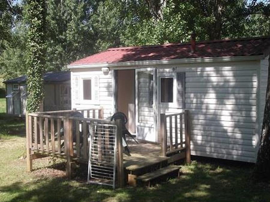 Camping Pas Cher vous présente avec son site Officiel campingpascher.fr, le Camping Le Pontillou classé 2 étoiles, situé sur la commune de Villamblard dans le département Dordogne (Aquitaine) en France. Le camping Le Pontillou, vous présente un hébergement de type mobil-home. Le camping Le Pontillou vous propose du mardi 30 juin au mardi 07 juillet 2026 pour 7 nuits à 396€. Cette location propose 73 dates différentes pour réserver votre séjour. Découvrez également les 11 autres gammes d'hébergements du camping. Les Avis clients pour le Camping Le Pontillou sont excellents avec une note moyenne de 9 sur 10. Piscine extérieure, Aire de jeux enfants, Baby-foot, Ping-pong, Pétanque, Terrain de badminton, Terrain de volley-ball, Bar, Café, Dépôt de pain, Snack/Bar, Épicerie,... En savoir plus : cliquez-ICI.