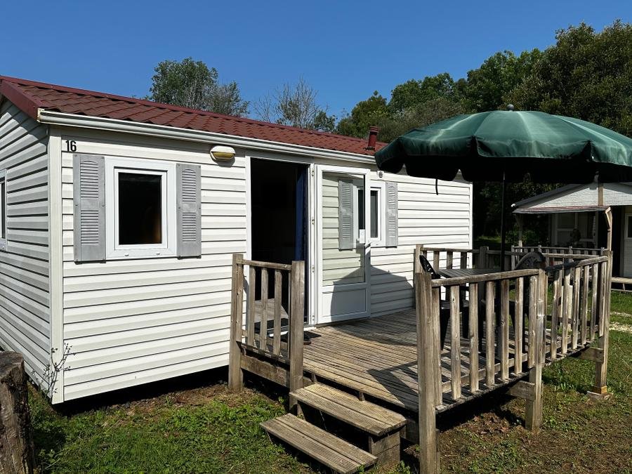 Camping Pas Cher vous présente avec son site Officiel campingpascher.fr, le Camping Le Pontillou classé 2 étoiles, situé sur la commune de Villamblard dans le département Dordogne (Aquitaine) en France. Le camping Le Pontillou, vous présente un hébergement de type mobil-home de 22 m². Le camping Le Pontillou vous propose du vendredi 05 juin au vendredi 12 juin 2026 avec un DÉPART DEMAIN pour 7 nuits à 418€. Cette location propose 124 dates différentes pour réserver votre séjour. Découvrez également les 11 autres gammes d'hébergements du camping. Les Avis clients pour le Camping Le Pontillou sont excellents avec une note moyenne de 9 sur 10. Piscine extérieure, Aire de jeux enfants, Baby-foot, Ping-pong, Pétanque, Terrain de badminton, Terrain de volley-ball, Bar, Café, Dépôt de pain, Snack/Bar, Épicerie,... En savoir plus : cliquez-ICI.
