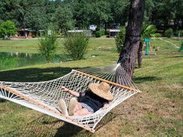 Camping Pas Cher vous présente avec son site Officiel campingpascher.fr, le Camping Gaia Ecolodge classé 3 étoiles, situé sur la commune de Douville dans le département Dordogne (Aquitaine) en France. Le camping Gaia Ecolodge, vous présente un hébergement de type mobil-home de 28 m² et télévision. Le camping Gaia Ecolodge vous propose du sam. 04 avril au sam. 11 avril 2026 pour 7 nuits à 450.8€. Cette location propose 147 dates différentes pour réserver votre séjour. Découvrez également les 9 autres gammes d'hébergements du camping. Les Avis clients pour le Camping Gaia Ecolodge sont excellents avec une note moyenne de 8 sur 10. Piscine extérieure, Aire de jeux enfants, Baby-foot, Centre équestre, Court de tennis, Cyclisme, Parcours sportif, Ping-pong, Piscine, Pétanque, Randonnée, Bar, Dépôt de pain, Pizzeria, Plats à emporter, Épicerie,... En savoir plus : cliquez-ICI.