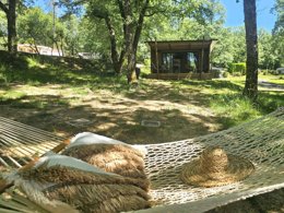 Camping Pas Cher vous présente avec son site Officiel campingpascher.fr, le Camping Gaia Ecolodge classé 3 étoiles, situé sur la commune de Douville dans le département Dordogne (Aquitaine) en France. Le camping Gaia Ecolodge, vous présente un hébergement de type chalet de 25 m² pour 1 personne et télévision. Le camping Gaia Ecolodge vous propose du sam. 04 avril au sam. 11 avril 2026 pour 7 nuits à 627.9€. Cette location propose 139 dates différentes pour réserver votre séjour. Découvrez également les 9 autres gammes d'hébergements du camping. Les Avis clients pour le Camping Gaia Ecolodge sont excellents avec une note moyenne de 8 sur 10. Piscine extérieure, Aire de jeux enfants, Baby-foot, Centre équestre, Court de tennis, Cyclisme, Parcours sportif, Ping-pong, Piscine, Pétanque, Randonnée, Bar, Dépôt de pain, Pizzeria, Plats à emporter, Épicerie,... En savoir plus : cliquez-ICI.