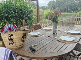 Camping Pas Cher vous présente avec son site Officiel campingpascher.fr, le Camping Gaia Ecolodge classé 3 étoiles, situé sur la commune de Douville dans le département Dordogne (Aquitaine) en France. Le camping Gaia Ecolodge, vous présente un hébergement de type chalet de 35 m² et télévision. Le camping Gaia Ecolodge vous propose du sam. 04 avril au sam. 11 avril 2026 pour 7 nuits à 668.15€. Cette location propose 148 dates différentes pour réserver votre séjour. Découvrez également les 9 autres gammes d'hébergements du camping. Les Avis clients pour le Camping Gaia Ecolodge sont excellents avec une note moyenne de 8 sur 10. Piscine extérieure, Aire de jeux enfants, Baby-foot, Centre équestre, Court de tennis, Cyclisme, Parcours sportif, Ping-pong, Piscine, Pétanque, Randonnée, Bar, Dépôt de pain, Pizzeria, Plats à emporter, Épicerie,... En savoir plus : cliquez-ICI.