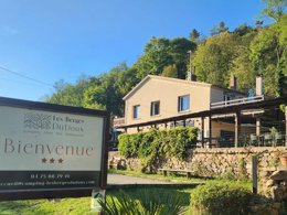 Camping Pas Cher vous présente avec son site Officiel campingpascher.fr, le Camping Les Berges Du Doux classé 3 étoiles, situé sur la commune de Colombier Le Vieux dans le département Ardèche (Rhône Alpes) en France. Le camping Les Berges Du Doux, vous présente un hébergement de type bungalow toilé de 16 m². Le camping Les Berges Du Doux vous propose du sam. 12 septembre au sam. 19 septembre 2026 pour 7 nuits à 294€. Cette location propose 68 dates différentes pour réserver votre séjour. Découvrez également les 11 autres gammes d'hébergements du camping. Rivière, Piscine chauffée, Piscine extérieure, Animations familiales, Club enfants, Aire de jeux enfants, Baby-foot, Cyclisme, Ping-pong, Pétanque, Terrain de badminton, Bar, Dépôt de pain, Restaurant,... En savoir plus : cliquez-ICI.