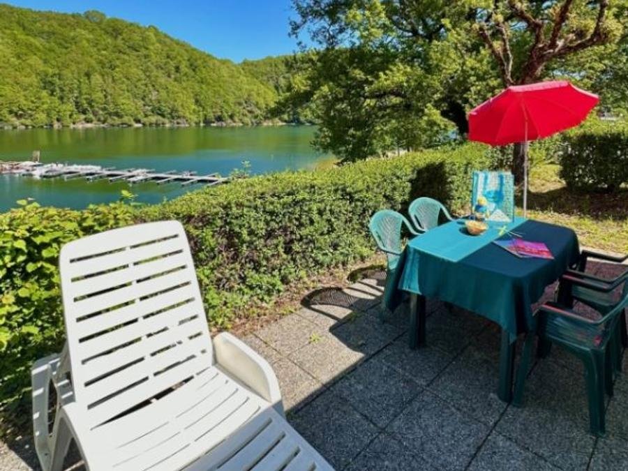 Camping Pas Cher vous présente avec son site Officiel campingpascher.fr, le Camping Paradis - Village De Vacances La Gineste classé 4 étoiles, situé sur la commune de Arnac dans le département Cantal (Auvergne) en France. Le camping Paradis - Village De Vacances La Gineste, vous présente un hébergement de type chalet de 30 m² pour 4 personnes et télévision. Le camping Paradis - Village De Vacances La Gineste vous propose du mercredi 10 juin au mercredi 17 juin 2026, en promotion à -15% pour 7 nuits à 177 € au lieu de 209,0 € soit une Économie de 32 €. Cette location propose 68 dates différentes pour réserver votre séjour. Découvrez également les 13 autres gammes d'hébergements du camping. Les Avis clients pour le Camping Paradis - Village De Vacances La Gineste sont excellents avec une note moyenne de 8 sur 10. LacRivière, Parc aquatique, Piscine chauffée, Piscine extérieure, Animation ados, Animations familiales, Club enfants, Aire de jeux enfants, Canoë-kayak, Canyoning, Centre équestre, Golf, Location de bateaux, Paddle, Ping-pong, Pétanque, Randonnée, Terrain de volley-ball, Terrain multisports, Voile, Bar, Dépôt de pain, Station-service, Supermarché, Épicerie,... En savoir plus : cliquez-ICI.