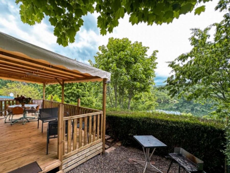 Camping Pas Cher vous présente avec son site Officiel campingpascher.fr, le Camping Paradis - Village De Vacances La Gineste classé 4 étoiles, situé sur la commune de Arnac dans le département Cantal (Auvergne) en France. Le camping Paradis - Village De Vacances La Gineste, vous présente un hébergement de type mobil-home de 25 m² pour 3 personnes et télévision. Le camping Paradis - Village De Vacances La Gineste vous propose du sam. 01 août au sam. 08 août 2026, en promotion à -19% pour 7 nuits à 979 € au lieu de 1211,0 € soit une Économie de 232 €. Cette location propose 16 dates différentes pour réserver votre séjour. Découvrez également les 13 autres gammes d'hébergements du camping. Les Avis clients pour le Camping Paradis - Village De Vacances La Gineste sont excellents avec une note moyenne de 8 sur 10. LacRivière, Parc aquatique, Piscine chauffée, Piscine extérieure, Animation ados, Animations familiales, Club enfants, Aire de jeux enfants, Canoë-kayak, Canyoning, Centre équestre, Golf, Location de bateaux, Paddle, Ping-pong, Pétanque, Randonnée, Terrain de volley-ball, Terrain multisports, Voile, Bar, Dépôt de pain, Station-service, Supermarché, Épicerie,... En savoir plus : cliquez-ICI.