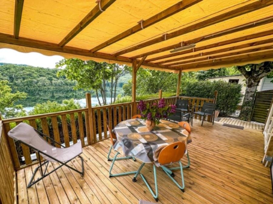 Camping Pas Cher vous présente avec son site Officiel campingpascher.fr, le Camping Paradis - Village De Vacances La Gineste classé 4 étoiles, situé sur la commune de Arnac dans le département Cantal (Auvergne) en France. Le camping Paradis - Village De Vacances La Gineste, vous présente un hébergement de type mobil-home de 28 m² pour 3 personnes avec climatisation et télévision. Le camping Paradis - Village De Vacances La Gineste vous propose du sam. 12 septembre au sam. 19 septembre 2026, en promotion à -15% pour 7 nuits à 229 € au lieu de 270,0 € soit une Économie de 41 €. Cette location propose 25 dates différentes pour réserver votre séjour. Découvrez également les 13 autres gammes d'hébergements du camping. Les Avis clients pour le Camping Paradis - Village De Vacances La Gineste sont excellents avec une note moyenne de 8 sur 10. LacRivière, Parc aquatique, Piscine chauffée, Piscine extérieure, Animation ados, Animations familiales, Club enfants, Aire de jeux enfants, Canoë-kayak, Canyoning, Centre équestre, Golf, Location de bateaux, Paddle, Ping-pong, Pétanque, Randonnée, Terrain de volley-ball, Terrain multisports, Voile, Bar, Dépôt de pain, Station-service, Supermarché, Épicerie,... En savoir plus : cliquez-ICI.