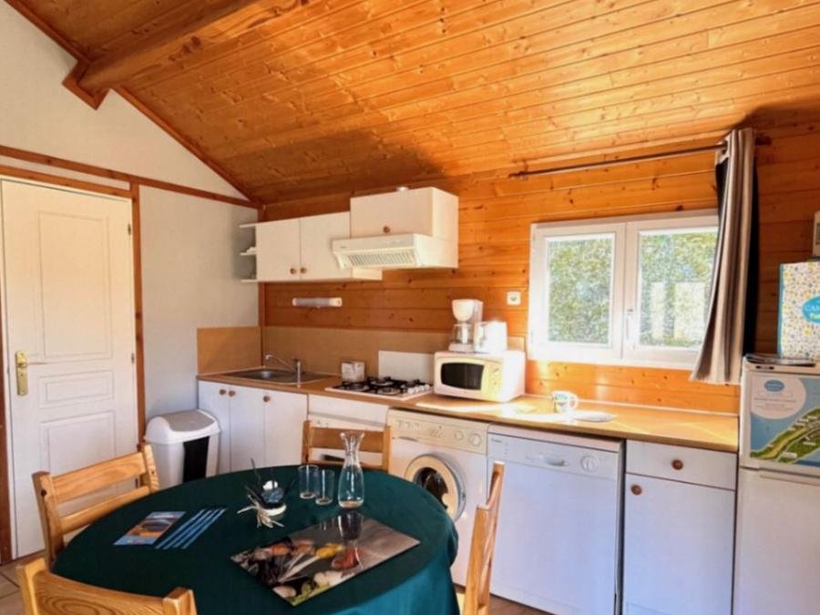 Camping Pas Cher vous présente avec son site Officiel campingpascher.fr, le Camping Paradis - Village De Vacances La Gineste classé 4 étoiles, situé sur la commune de Arnac dans le département Cantal (Auvergne) en France. Le camping Paradis - Village De Vacances La Gineste vous propose un hébergement de type chalet de 35 m² pour 5 personnes (télévision). L'établissement vous propose 13 autres types d'hébergements. Découvrez tous nos séjours à petits prix dans la commune et aux alentours de Arnac du département : Cantal (Auvergne). Les Avis clients pour le Camping Paradis - Village De Vacances La Gineste sont excellents avec une note moyenne de 8 sur 10. LacRivière, Parc aquatique, Piscine chauffée, Piscine extérieure, Animation ados, Animations familiales, Club enfants, Aire de jeux enfants, Canoë-kayak, Canyoning, Centre équestre, Golf, Location de bateaux, Paddle, Ping-pong, Pétanque, Randonnée, Terrain de volley-ball, Terrain multisports, Voile, Bar, Dépôt de pain, Station-service, Supermarché, Épicerie,... En savoir plus : cliquez-ICI.