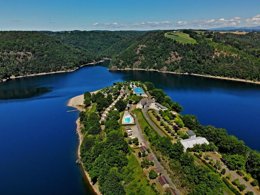 Camping Pas Cher vous présente avec son site Officiel campingpascher.fr, le Camping Paradis - Village De Vacances La Gineste classé 4 étoiles, situé sur la commune de Arnac dans le département Cantal (Auvergne) en France. Le camping Paradis - Village De Vacances La Gineste, vous présente un hébergement de type mobil-home de 28 m² pour 3 personnes avec climatisation et télévision. Le camping Paradis - Village De Vacances La Gineste vous propose du sam. 01 août au sam. 08 août 2026, en promotion à -20% pour 7 nuits à 999 € au lieu de 1258,0 € soit une Économie de 259 €. Cette location propose 75 dates différentes pour réserver votre séjour. Découvrez également les 13 autres gammes d'hébergements du camping. Les Avis clients pour le Camping Paradis - Village De Vacances La Gineste sont excellents avec une note moyenne de 8 sur 10. LacRivière, Parc aquatique, Piscine chauffée, Piscine extérieure, Animation ados, Animations familiales, Club enfants, Aire de jeux enfants, Canoë-kayak, Canyoning, Centre équestre, Golf, Location de bateaux, Paddle, Ping-pong, Pétanque, Randonnée, Terrain de volley-ball, Terrain multisports, Voile, Bar, Dépôt de pain, Station-service, Supermarché, Épicerie,... En savoir plus : cliquez-ICI.