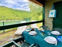 Camping Pas Cher vous présente avec son site Officiel campingpascher.fr, le Camping Paradis - Village De Vacances La Gineste classé 4 étoiles, situé sur la commune de Arnac dans le département Cantal (Auvergne) en France. Le camping Paradis - Village De Vacances La Gineste vous propose un hébergement de type chalet de 35 m² pour 4 personnes (télévision). L'établissement vous propose 5 autres types d'hébergements. Découvrez tous nos séjours à petits prix dans la commune et aux alentours de Arnac du département : Cantal (Auvergne). Les Avis clients pour le Camping Paradis - Village De Vacances La Gineste sont excellents avec une note moyenne de 8 sur 10. LacRivière, Parc aquatique, Piscine chauffée, Piscine extérieure, Animation ados, Animations familiales, Club enfants, Aire de jeux enfants, Canoë-kayak, Canyoning, Centre équestre, Golf, Location de bateaux, Paddle, Ping-pong, Pétanque, Randonnée, Terrain de volley-ball, Terrain multisports, Voile, Bar, Dépôt de pain, Station-service, Supermarché, Épicerie,... En savoir plus : cliquez-ICI.