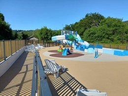 Camping Pas Cher vous présente avec son site Officiel campingpascher.fr, le Camping Paradis - Village De Vacances La Gineste classé 4 étoiles, situé sur la commune de Arnac dans le département Cantal (Auvergne) en France. Le camping Paradis - Village De Vacances La Gineste vous propose un hébergement de type mobil-home de 30 m² pour 5 personnes (télévision). L'établissement vous propose 11 autres types d'hébergements. Découvrez tous nos séjours à petits prix dans la commune et aux alentours de Arnac du département : Cantal (Auvergne). Les Avis clients pour le Camping Paradis - Village De Vacances La Gineste sont excellents avec une note moyenne de 8 sur 10. LacRivière, Parc aquatique, Piscine chauffée, Piscine extérieure, Animation ados, Animations familiales, Club enfants, Aire de jeux enfants, Canoë-kayak, Canyoning, Centre équestre, Golf, Location de bateaux, Paddle, Ping-pong, Pétanque, Randonnée, Terrain de volley-ball, Terrain multisports, Voile, Bar, Dépôt de pain, Station-service, Supermarché, Épicerie,... En savoir plus : cliquez-ICI.