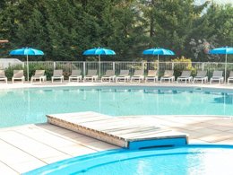 Camping Pas Cher vous présente avec son site Officiel campingpascher.fr, le Camping RCN Belledonne classé 4 étoiles, situé sur la commune de Le Bourg D'oisans dans le département Isère (Rhône Alpes) en France. Le camping RCN Belledonne, vous présente un hébergement de type tente en toile et bois de 25 m² pour 1 personne. Le camping RCN Belledonne vous propose du lundi 22 juin au lundi 29 juin 2026, en promotion à -14% pour 7 nuits à 668,10 € au lieu de 786,0 € soit une Économie de 117,90 €. Cette location propose 56 dates différentes pour réserver votre séjour. Découvrez également les 25 autres gammes d'hébergements du camping. Les Avis clients pour le Camping RCN Belledonne sont excellents avec une note moyenne de 8 sur 10. Bassin enfant, Piscine extérieure, Animation enfants, Animations familiales, Aire de jeux enfants, Centre équestre, Golf, Ping-pong, Pétanque, Terrain de basketball, Terrain de volley-ball, Bar, Snack/Bar, Épicerie,... En savoir plus : cliquez-ICI.