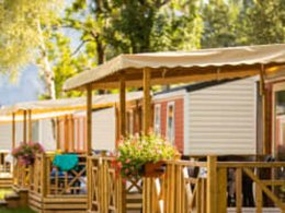 Camping Pas Cher vous présente avec son site Officiel campingpascher.fr, le Camping RCN Belledonne classé 4 étoiles, situé sur la commune de Le Bourg D'oisans dans le département Isère (Rhône Alpes) en France. Le camping RCN Belledonne, vous présente un hébergement de type mobil-home de 31 m². Le camping RCN Belledonne vous propose du sam. 25 avril au sam. 02 mai 2026 pour 7 nuits à 651€. Cette location propose 74 dates différentes pour réserver votre séjour. Découvrez également les 25 autres gammes d'hébergements du camping. Les Avis clients pour le Camping RCN Belledonne sont excellents avec une note moyenne de 8 sur 10. Bassin enfant, Piscine extérieure, Animation enfants, Animations familiales, Aire de jeux enfants, Centre équestre, Golf, Ping-pong, Pétanque, Terrain de basketball, Terrain de volley-ball, Bar, Snack/Bar, Épicerie,... En savoir plus : cliquez-ICI.