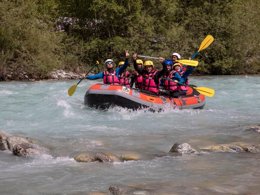 Camping Pas Cher vous présente avec son site Officiel campingpascher.fr, le Camping RCN Belledonne classé 4 étoiles, situé sur la commune de Le Bourg D'oisans dans le département Isère (Rhône Alpes) en France. Le camping RCN Belledonne, vous présente un hébergement de type chalet de 29 m² avec climatisation. Le camping RCN Belledonne vous propose du dimanche 04 janvier au dimanche 11 janvier 2026, en promotion à -13% pour 7 nuits à 808,50 € au lieu de 934,0 € soit une Économie de 125,50 €. Cette location propose 51 dates différentes pour réserver votre séjour. Découvrez également les 25 autres gammes d'hébergements du camping. Les Avis clients pour le Camping RCN Belledonne sont excellents avec une note moyenne de 8 sur 10. Bassin enfant, Piscine extérieure, Animation enfants, Animations familiales, Aire de jeux enfants, Centre équestre, Golf, Ping-pong, Pétanque, Terrain de basketball, Terrain de volley-ball, Bar, Snack/Bar, Épicerie,... En savoir plus : cliquez-ICI.